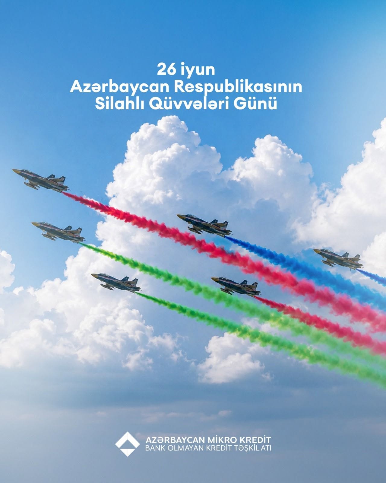Səmada üçbucaq düzülüşündə uçan hərbi təyyarələr, arxalarında Azərbaycan bayrağının rənglərində tüstü izləri; 26 iyun Silahlı Qüvvələri Günü təbriki